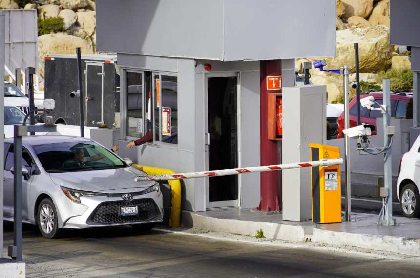 Turista haciendo uso de caseta de peaje
