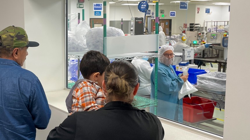 Empleados de ICU Medical de México Ensenada