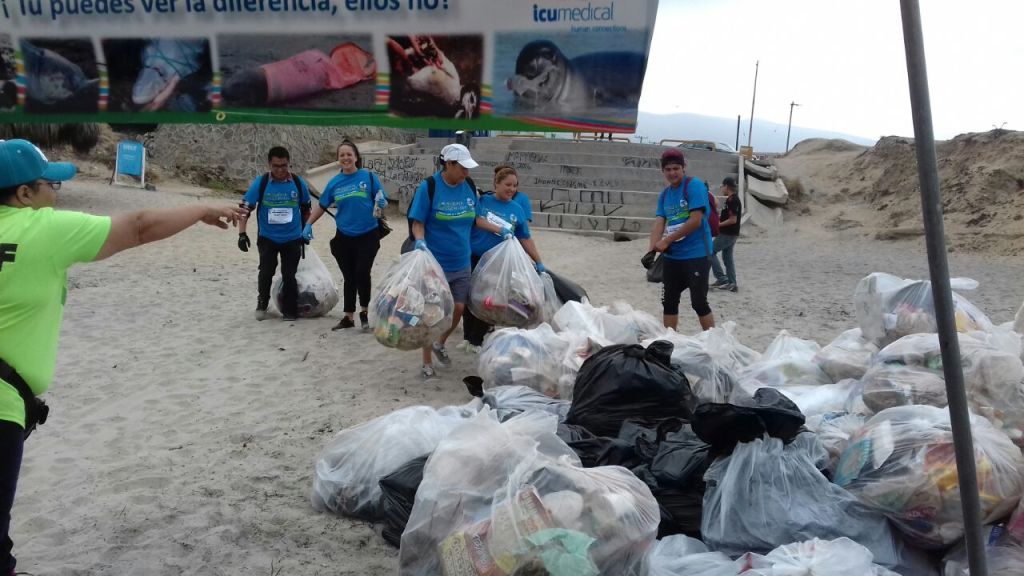 ICU Medical de México realiza limpieza de las playas de Ensenada